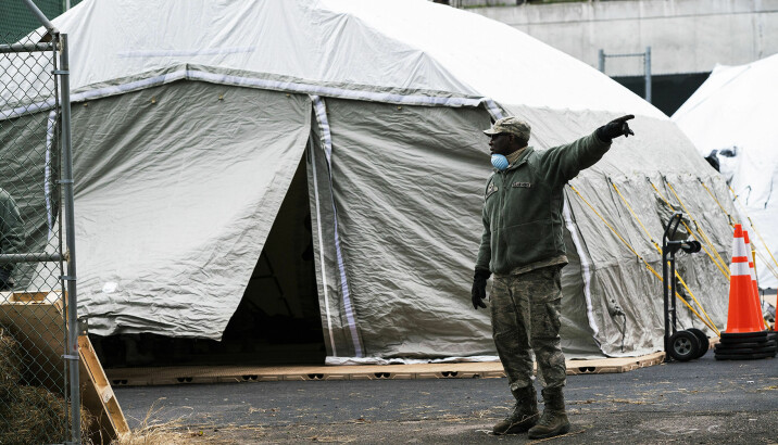 Soldater fra Nasjonalgarden setter opp telt for å oppbevaring av lik utenfor et sykehus i New York 25. mars.