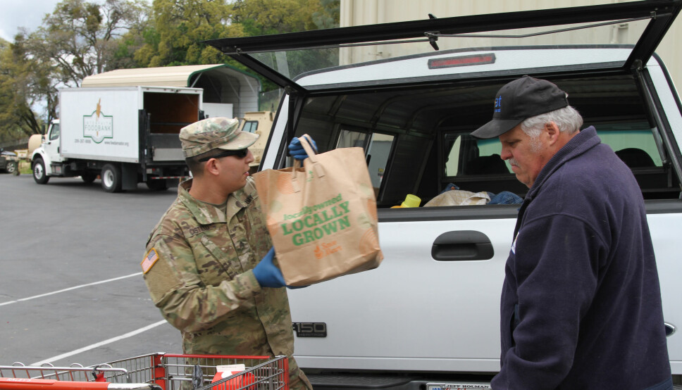 Soldater fra Nasjonalgarden bidrar blant annet med transport og utdeling av matvarer.