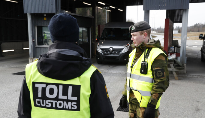 Soldater fra Heimevernets avdeling HV-01 Polar Bear VI søtter Politiet med grensekontroll på Svinesund grensestasjon under koronautbruddet