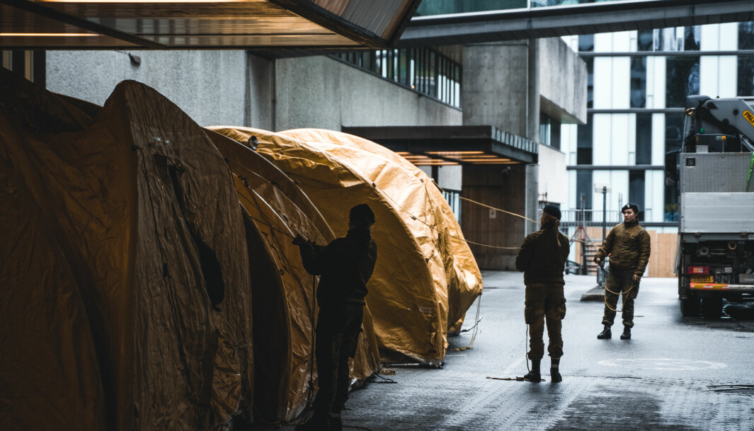 MARCSS (marinens operative logistikkavdeling) og minedykkerkommandoen setter opp telt på Haukeland universitetssykehus.