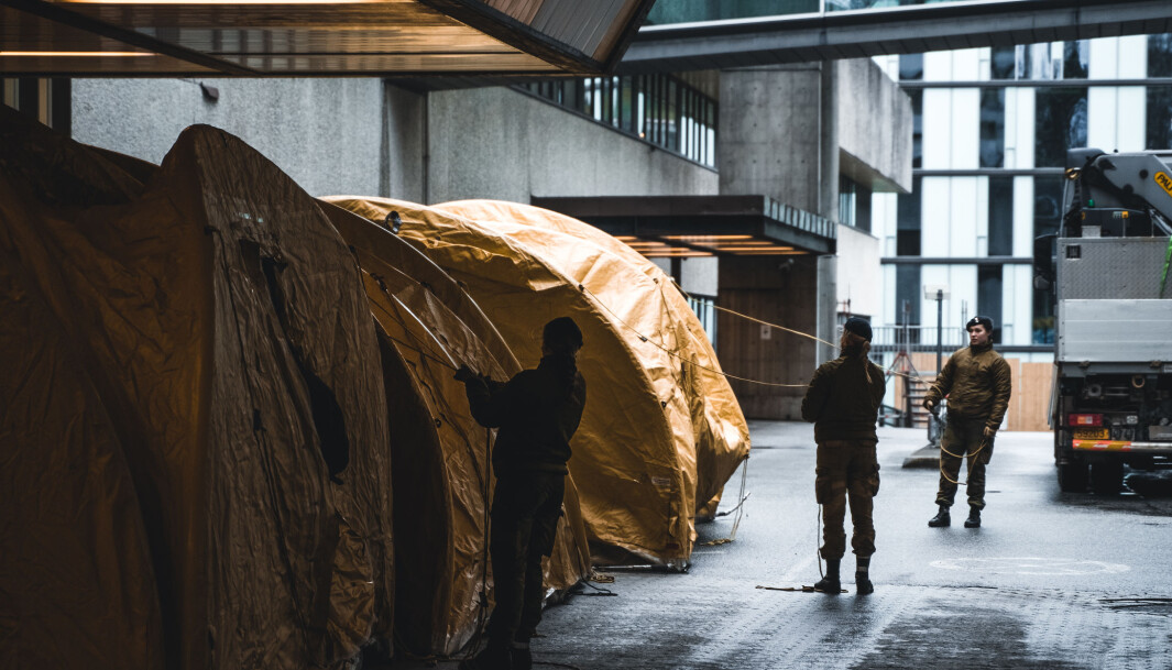 MARCSS (marinens operative logistikkavdeling) og minedykkerkommandoen setter opp telt på Haukeland universitetssykehus. MARCSS (marinens operative logistikkavdeling) og minedykkerkommandoen setter opp telt på Haukeland universitetssykehus.
