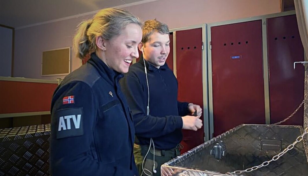 Maiken Sørbye Larsen og Didrik Brenna i Åsegarden leir tar en titt oppi boksen fra kantina hvor det ligger diverse salgsvarer. Maiken Sørbye Larsen og Didrik Brenna i Åsegarden leir tar en titt oppi boksen fra kantina hvor det ligger diverse salgsvarer.