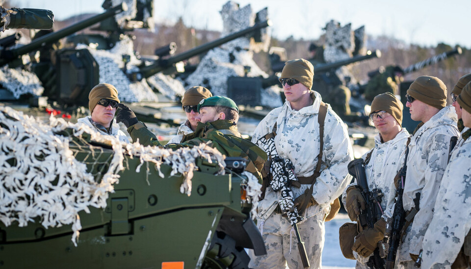 US. Marines får en omvisning på Hærens CV90 kampvogn, under øvelsen Joint Viking 2017 i Finnmark.