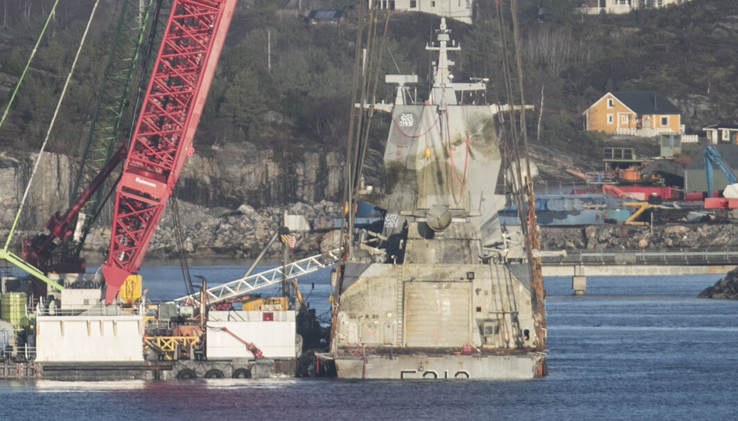 KNM «Helge Ingstad» med lekterene Rambiz og Gulliver med fregatten ligger rett utenfor Hanøytangen. KNM «Helge Ingstad» med lekterene Rambiz og Gulliver med fregatten ligger rett utenfor Hanøytangen.