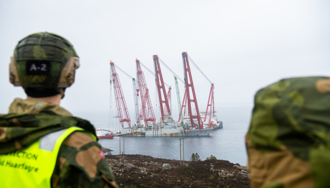 Fredrik Grønning og Andrea Vikene står på vaktpost og ser ut på Helge Ingstad Fredrik Grønning og Andrea Vikene står på vaktpost og ser ut på Helge Ingstad