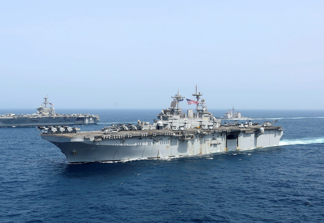 TIL TROMSØ: Det amfibiske angrepsskipet USS «Kearsarge» avbildet i 2019. Til venstre i bakgrunnen er Nimitz-klasse hangarskipet USS «Abraham Lincoln». TIL TROMSØ: Det amfibiske angrepsskipet USS «Kearsarge» avbildet i 2019. Til venstre i bakgrunnen er Nimitz-klasse hangarskipet USS «Abraham Lincoln».