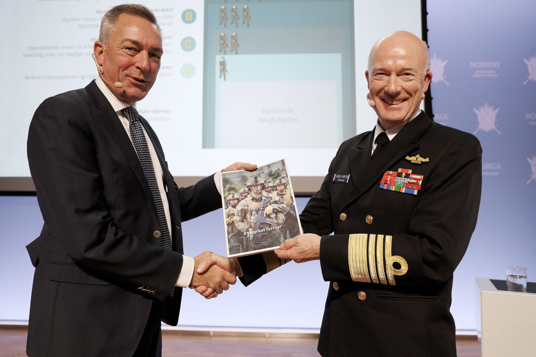 Forsvarssjef Admiral Haakon Bruun-Hanssen under pressekonferansen hvor han overleverte rapporten fra Fagmilitæret råd til Forsvarsminister Frank Bakke-Jensen Forsvarssjef Admiral Haakon Bruun-Hanssen under pressekonferansen hvor han overleverte rapporten fra Fagmilitæret råd til Forsvarsminister Frank Bakke-Jensen