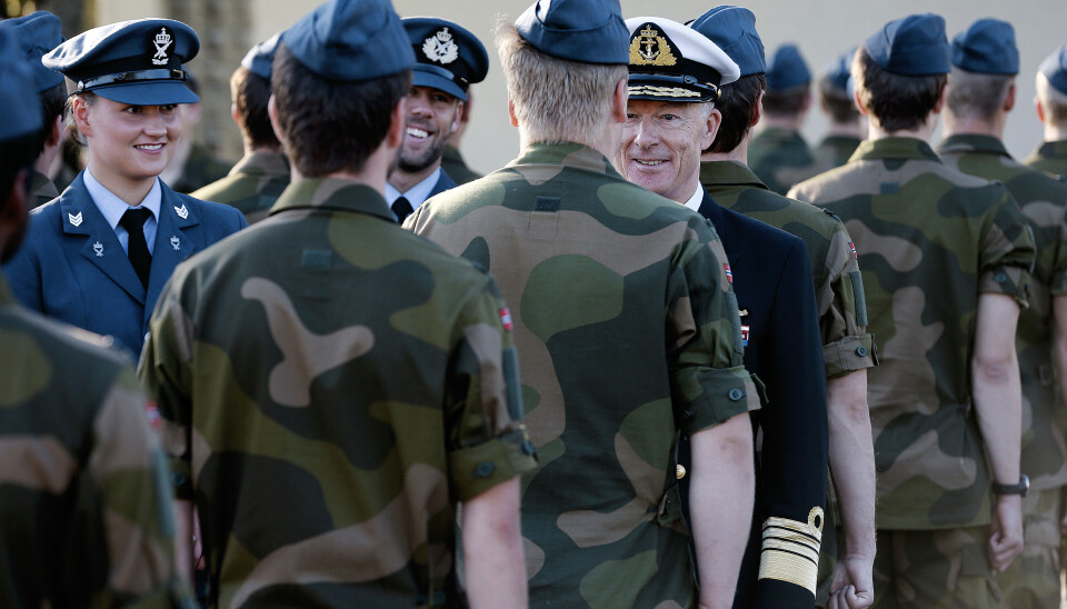 Forsvarssjef Admiral Haakon Bruun-Hanssen inspiserer rekruttene på siste dag av rekruttskolen på KNM Harald Haarfagre.