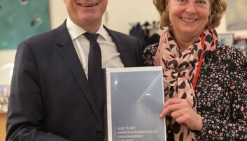 Forsvarsminister Frank Bakke-Jensen fikk overlevert delrapporten fra utvalgsleder Berit Svendsen (Foto: Forsvarets forum). Forsvarsminister Frank Bakke-Jensen fikk overlevert delrapporten fra utvalgsleder Berit Svendsen (Foto: Forsvarets forum). 