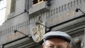 Her er Ragnar Ulstein utanfor Norway House ved Trafalgar Square i London, hvor den norske overkommandoen holdt til. Foto: Erling Eikli Her er Ragnar Ulstein utanfor Norway House ved Trafalgar Square i London, hvor den norske overkommandoen holdt til. Foto: Erling Eikli
