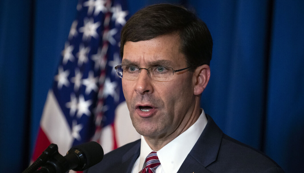 USAs forsvarsminister Mark Esper sier at de vil trekke ut flere tusen soldater fra Tyskland. Samtidig plasserer de tusen soldater på den polske grensa. USAs forsvarsminister Mark Esper sier at de vil trekke ut flere tusen soldater fra Tyskland. Samtidig plasserer de tusen soldater på den polske grensa.