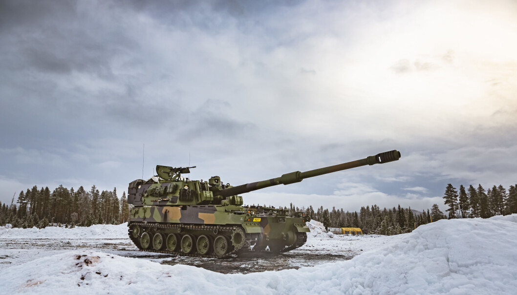 Offiserer bør ikke mene noe om hvor mye penger Forsvaret skal få, men de må gjerne være mer aktive si i fra hva de mener best utnyttelse av midlene, skriver Sverre Diesen. Her ser vi Hærens K9-artilleri. Offiserer bør ikke mene noe om hvor mye penger Forsvaret skal få, men de må gjerne være mer aktive si i fra hva de mener best utnyttelse av midlene, skriver Sverre Diesen. Her ser vi Hærens K9-artilleri.