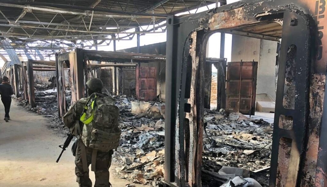 En amerikansk soldat går forbi en del av Ain al-Assad-basen i Irak som ble bombet av Iran i januar. En amerikansk soldat går forbi en del av Ain al-Assad-basen i Irak som ble bombet av Iran i januar.