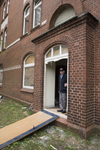 <SPAN style="FONT-SIZE: 13px; FONT-FAMILY: 'segoe ui', segoe, tahoma, helvetica, arial, sans-serif">KONTORET: Her er Gudmund Tollefsrud i døren der han for nær 70 år siden gikk inn til sitt kontor i Tysklandsbrigaden.</SPAN><BR> <SPAN style="FONT-SIZE: 13px; FONT-FAMILY: 'segoe ui', segoe, tahoma, helvetica, arial, sans-serif">KONTORET: Her er Gudmund Tollefsrud i døren der han for nær 70 år siden gikk inn til sitt kontor i Tysklandsbrigaden.</SPAN><BR>