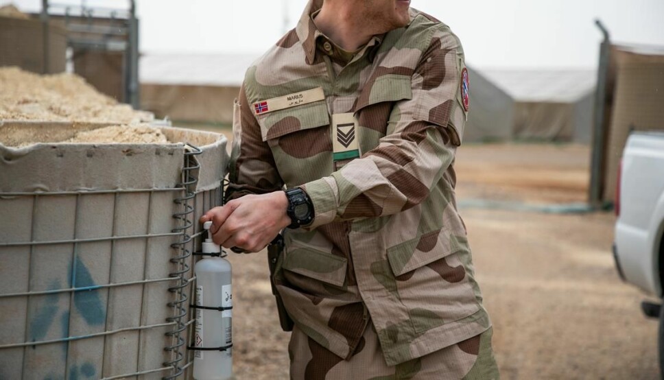 Norske soldater i Irak vasker hender og utstyr med antibac.