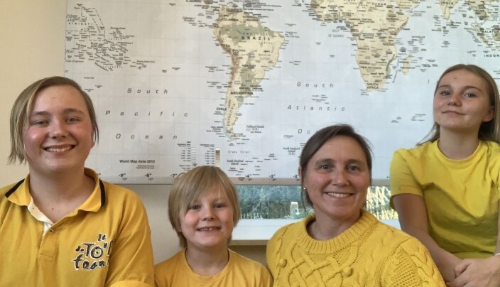 Fra venstre: Jonathan, Jarl Oscar, mamma Renate og Josefine Mosesen hjemme i Brussel. Fra venstre: Jonathan, Jarl Oscar, mamma Renate og Josefine Mosesen hjemme i Brussel.