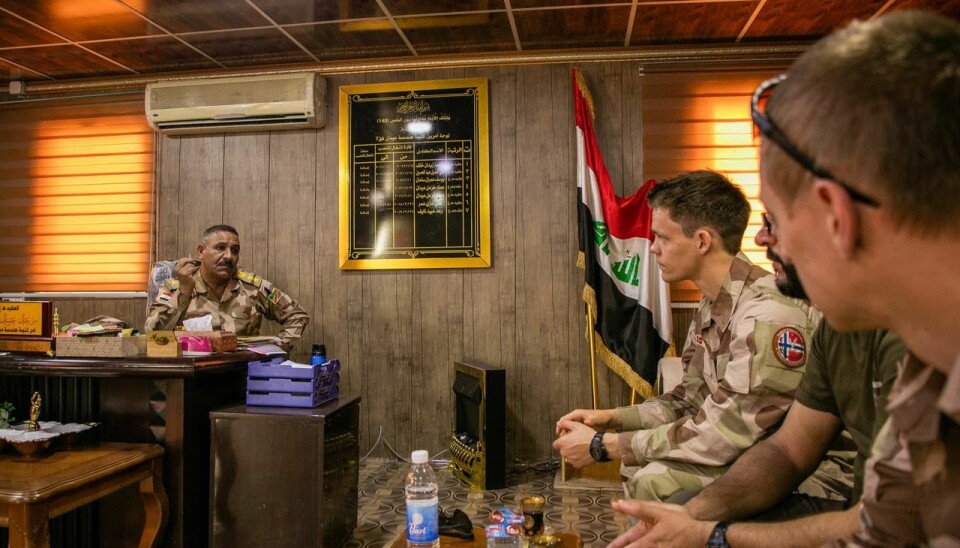 Oberst Ra'ad er sjef for Ingeniørbataljonen i 7. divisjon. Her er han i møte med norsk personell i Irak.