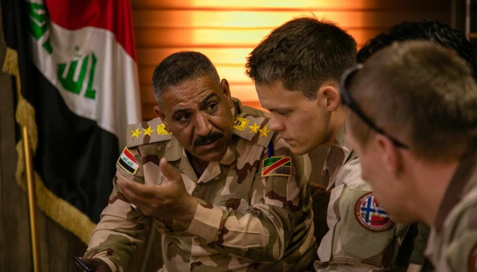 Norsk og irakisk personell i møte.