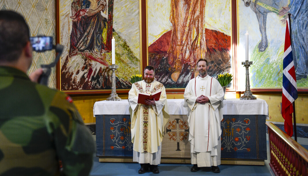 Feltprestene Sophus Bakketeig (til venstre) og Torstein Holten under innspillingen av påskegudstjenester i Hamar domkirke. Feltprestene Sophus Bakketeig (til venstre) og Torstein Holten under innspillingen av påskegudstjenester i Hamar domkirke.