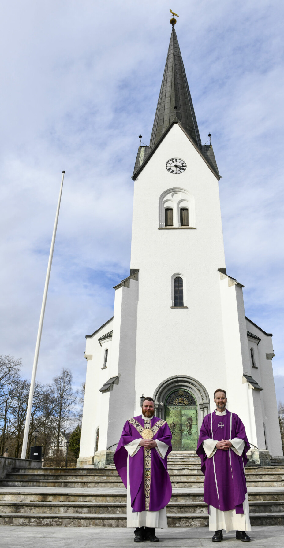 Hamar domkirke er kulisser når gudstjenestene til Sophus Bakketeig og Torstein Holten gjøres digitale.
