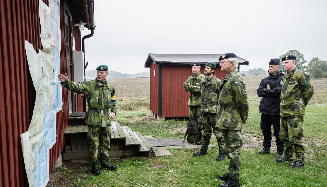 Kong Carl Gustaf av Sverige og prins Carl Philip besøkte Försvarsmakten under øvelse Aurora 2017. Kong Carl Gustaf av Sverige og prins Carl Philip besøkte Försvarsmakten under øvelse Aurora 2017.
