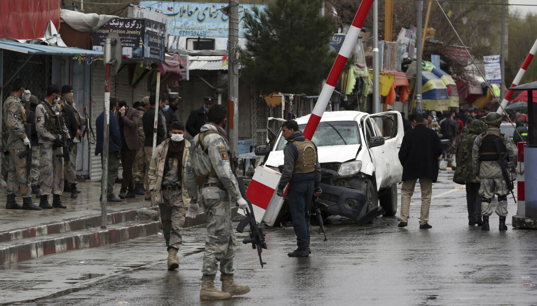 Afghanske sikkerhetsstyrker i Kabul etter at en bilbombe gikk av mandag 30. mars Afghanske sikkerhetsstyrker i Kabul etter at en bilbombe gikk av mandag 30. mars
