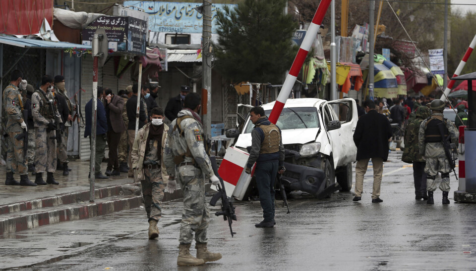 Afghanske sikkerhetsstyrker i Kabul etter at en bilbombe gikk av mandag 30. mars