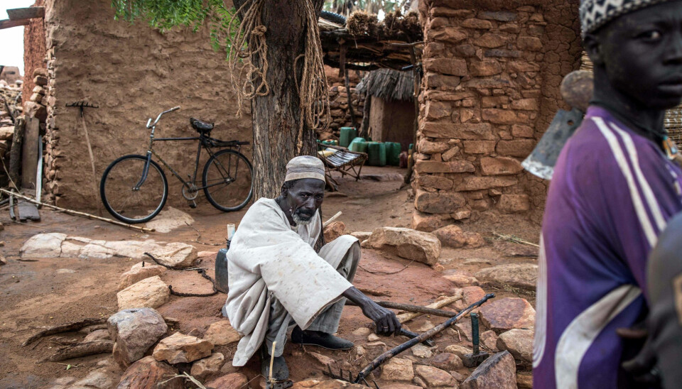 Ein eldre mann sit under eit tre i regionen Dogon i sentrale delar av Mali. Bildet er datert 4. juli 2019.