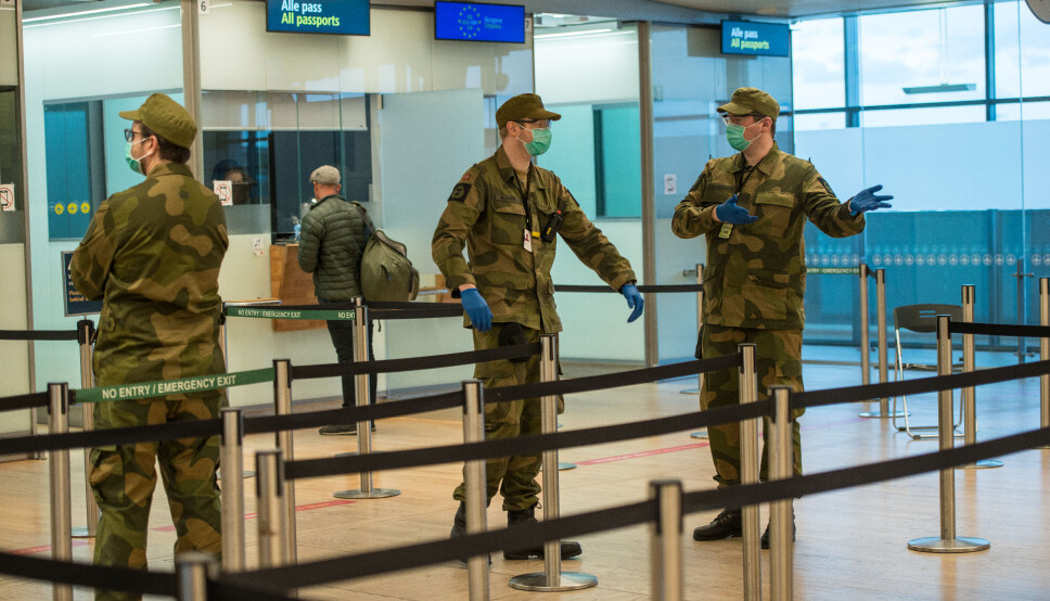 Soldater fra HV-02 støttet det sivile samfunn med forskjellige oppgaver på Oslo lufthavn i forbindelse med koronautbruddet.