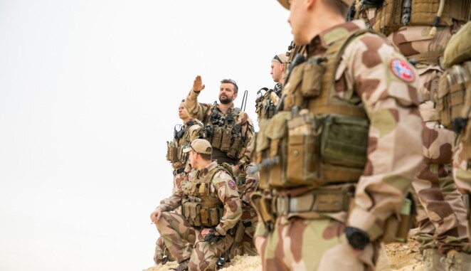 Norske soldater i NORTU-6 gjennomfører en patrulje nære basen Al Assad Air Base. I midten er troppsjef Magnus Bjurstedt. Norske soldater i NORTU-6 gjennomfører en patrulje nære basen Al Assad Air Base. I midten er troppsjef Magnus Bjurstedt.