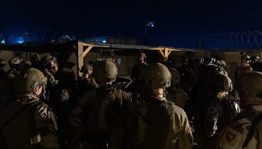 Soldater fra NORTU 5 (Norwegian Task Unit) står samlet, i etterkant av et rakettangrep mot leiren i Al-Assad, Irak. Soldater fra NORTU 5 (Norwegian Task Unit) står samlet, i etterkant av et rakettangrep mot leiren i Al-Assad, Irak.