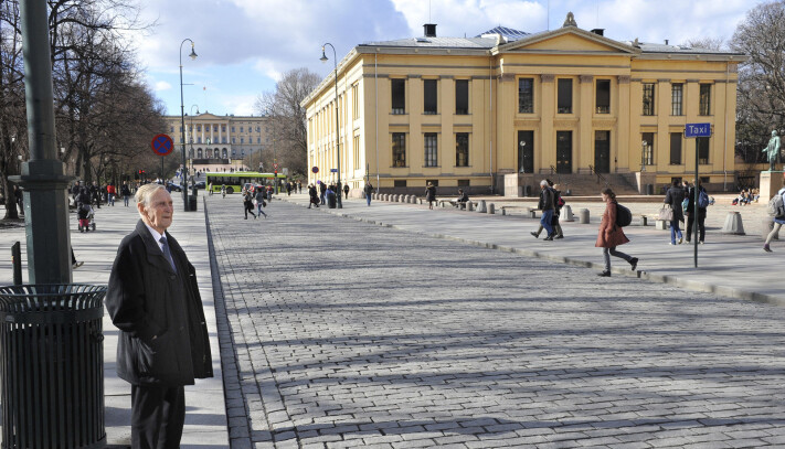 Gunnar Sønsteby vendte tilbake Karl Johan 9. april 2010 . 70 år tidligere hadde han sett tyske soldater marsjere på Oslos paradegate. Gunnar Sønsteby vendte tilbake Karl Johan 9. april 2010 . 70 år tidligere hadde han sett tyske soldater marsjere på Oslos paradegate.