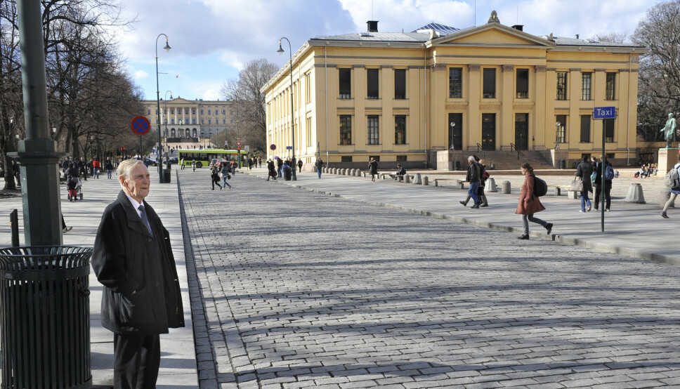 Gunnar Sønsteby vendte tilbake Karl Johan 9. april 2010 . 70 år tidligere hadde han sett tyske soldater marsjere på Oslos paradegate.