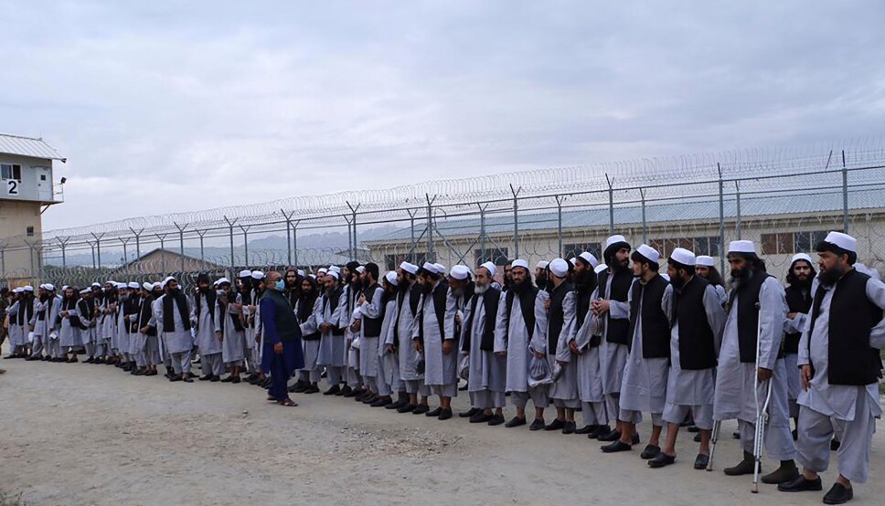 Talibanfanger fra Bagram-fengselet nord for Kabul står på rekke og rad lørdag 11. april. Snart er de frie menn.