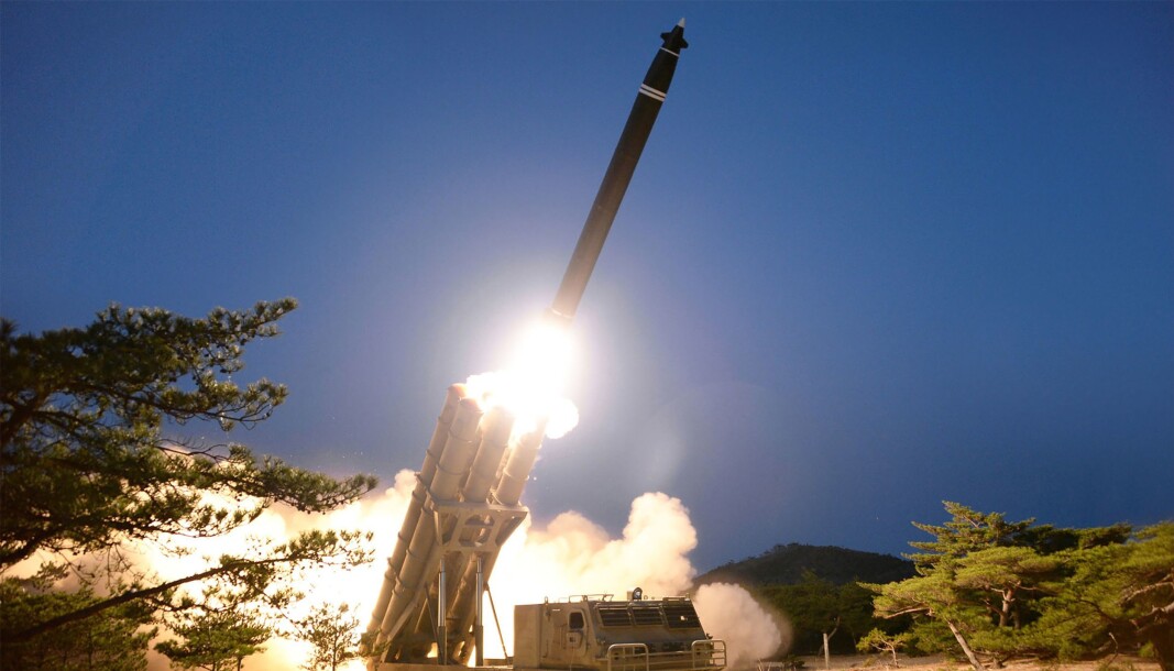 Bildet over ble utgitt av Nord-Koreas statlige nyhetsbyrå KCNA og er datert 29. mars 2020. Ifølge myndighetene viser det en missiltest på et ukjent sted i Nord-Korea. Nå anklager Sør-Korea naboen i nord for å ha avfyrt kortdistanse kryssermissiler på morgenen tirsdag 14. april. Bildet over ble utgitt av Nord-Koreas statlige nyhetsbyrå KCNA og er datert 29. mars 2020. Ifølge myndighetene viser det en missiltest på et ukjent sted i Nord-Korea. Nå anklager Sør-Korea naboen i nord for å ha avfyrt kortdistanse kryssermissiler på morgenen tirsdag 14. april.