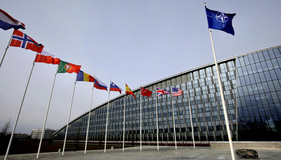 Flaggene til Natos medlemsland vaier utenfor hovedkvarteret i Brussel i dette arkivbildet fra 20. februar.