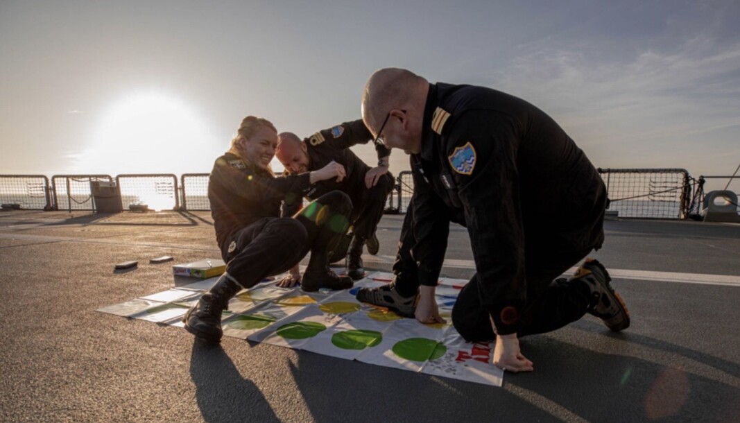 Spillet Twister har gjort suksess som avkobling for mannskapene i Natos stående minerydderstyrke. Spillet Twister har gjort suksess som avkobling for mannskapene i Natos stående minerydderstyrke.