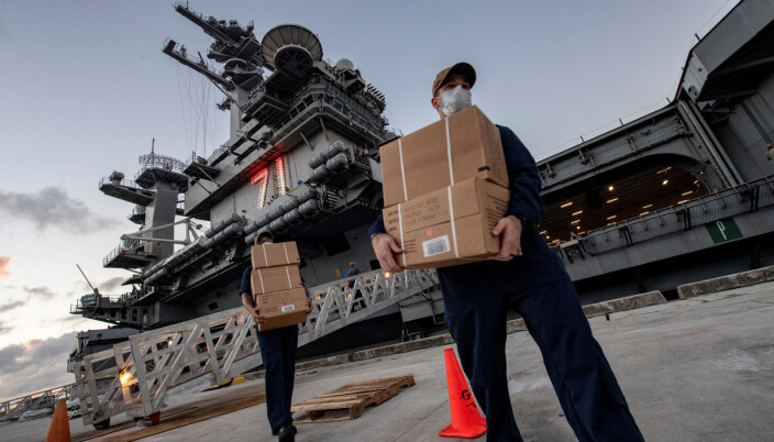Besetningsmedlemmer ved USS Theodore Roosevelt bærer MRE- måltider til soldatene som har testet negativt for koronaviruset som er i karantene på et lokalt hotell på øya Guam den 7. april 2020. Besetningsmedlemmer ved USS Theodore Roosevelt bærer MRE- måltider til soldatene som har testet negativt for koronaviruset som er i karantene på et lokalt hotell på øya Guam den 7. april 2020.