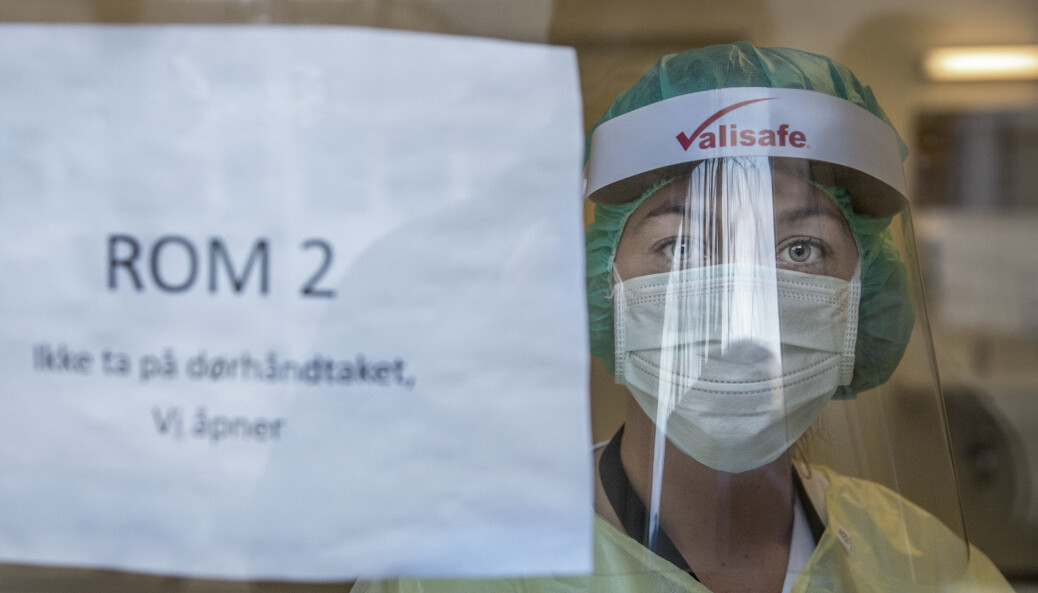 Ullevål sykehus tester rundt 300 helsearbeidere hver dag. De har opprettet et testsenter og callsenter på sykehusområdet. Vilde Vik står i testrommet og er klar til å teste helsepersonell. Ullevål sykehus tester rundt 300 helsearbeidere hver dag. De har opprettet et testsenter og callsenter på sykehusområdet. Vilde Vik står i testrommet og er klar til å teste helsepersonell.
