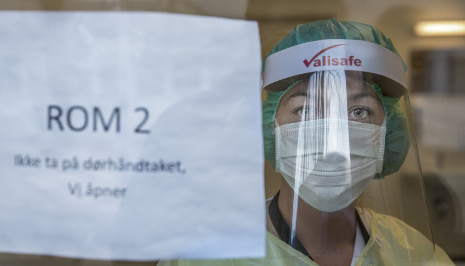 Ullevål sykehus tester rundt 300 helsearbeidere hver dag. De har opprettet et testsenter og callsenter på sykehusområdet. Vilde Vik står i testrommet og er klar til å teste helsepersonell.