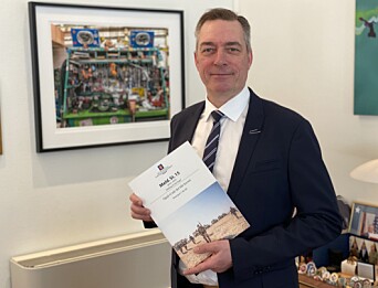 Forsvarsminister Frank Bakke-Jensen med stortingsmeldingen om veteraner. Forsvarsminister Frank Bakke-Jensen med stortingsmeldingen om veteraner.