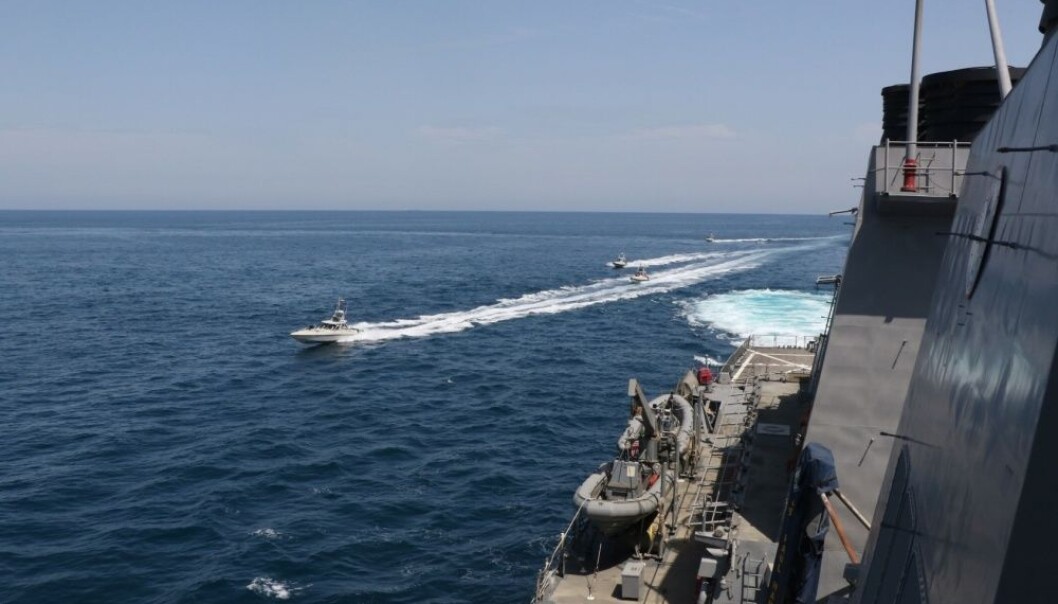 Det amerikanske sjøforsvaret har delt dette bildet fra 15. april 2020, som de sier viser fartøy fra den iranske revolusjonsgarden (IRGCN) som opererer på en utrygg måte rundt amerikanske krigsskip i Arabiahavet. Det amerikanske sjøforsvaret har delt dette bildet fra 15. april 2020, som de sier viser fartøy fra den iranske revolusjonsgarden (IRGCN) som opererer på en utrygg måte rundt amerikanske krigsskip i Arabiahavet.