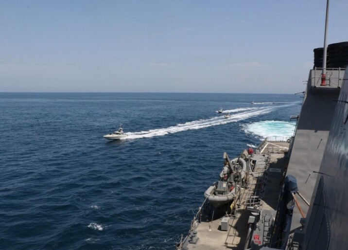 Det amerikanske sjøforsvaret har delt dette bildet fra 15. april 2020, som de sier viser fartøy fra den iranske revolusjonsgarden (IRGCN) som opererer på en utrygg måte rundt amerikanske krigsskip i Arabiahavet.