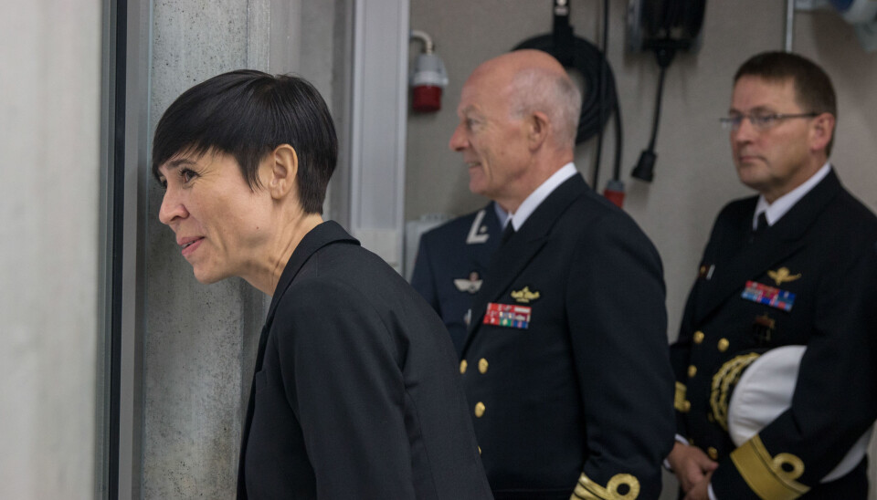 Forsvarsminister Ine Eriksen Søreide og forsvarssjef admiral Haakon Bruun-Hanssen på Haakonsverns nye helikopterbase.