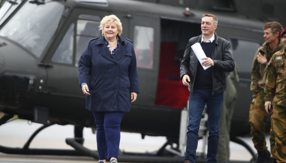 Statsminister Erna Solberg (H) og forsvarsminister Frank Bakke-Jensen (H) under et besøk til Rena leir i 2019.