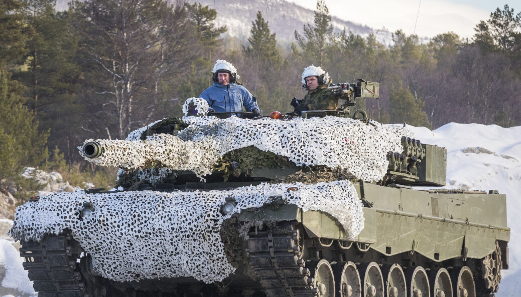 Forsvarsminister Frank Bakke-Jensen (H) fikk sitte på i en Leopard 2 stridsvogn da hun besøkte Brigade Nord og Panserbataljonen i Røros-området i forbindelse med militærøvelsen Trident Juncture på Røros. Foto: Forsvarsminister Frank Bakke-Jensen (H) fikk sitte på i en Leopard 2 stridsvogn da hun besøkte Brigade Nord og Panserbataljonen i Røros-området i forbindelse med militærøvelsen Trident Juncture på Røros. Foto: