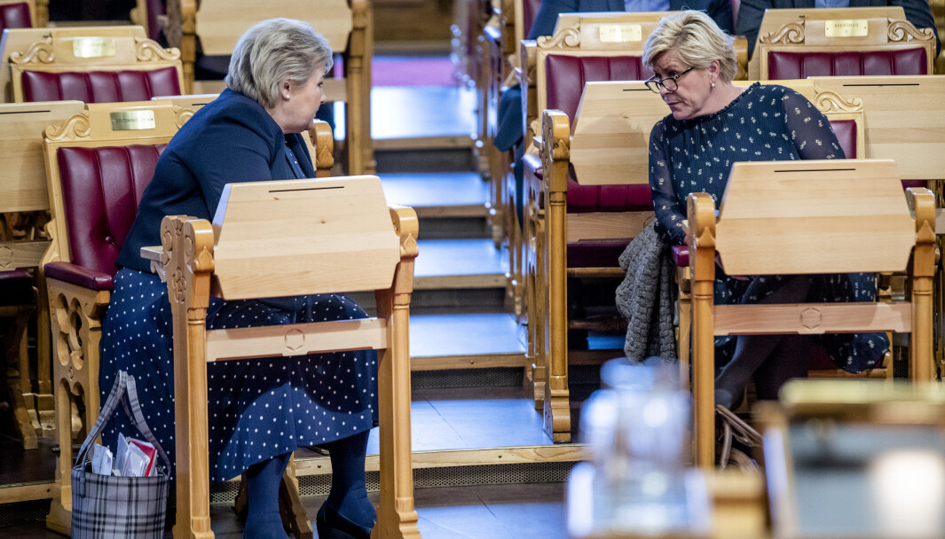 Statsminister Erna Solberg (H) og Siv Jensen (Frp) under finansdebatten i Stortinget der også mistillitsforslaget fra Rødt mot arbeidsminister Anniken Hauglie (H) blir tatt opp. Statsminister Erna Solberg (H) og Siv Jensen (Frp) under finansdebatten i Stortinget der også mistillitsforslaget fra Rødt mot arbeidsminister Anniken Hauglie (H) blir tatt opp.