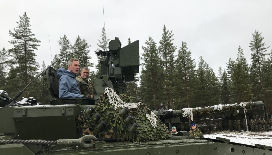 Forsvarsminister Frank Bakke-Jensen i en CV90 på Rena i 2018. Nå skal en ny bataljon mekaniseres i Nord-Norge.