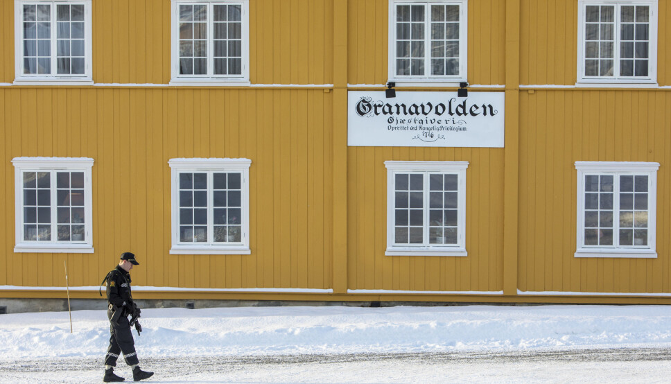 Det var sol og stille utenfor Granavolden Gjæstgiveri da regjeringsforhandlingene var i sluttfasen. Det var kun politi å se.