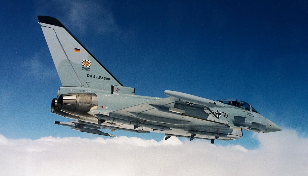 Tyskland kjøper flere Eurofighter-fly for å erstatte sine aldrende Tornado-maskiner. Men landet kompletterer kjøpet med et antall amerikanske F-18 for å balansere hensynet til allierte på begge sider av Atlanterhavet Tyskland kjøper flere Eurofighter-fly for å erstatte sine aldrende Tornado-maskiner. Men landet kompletterer kjøpet med et antall amerikanske F-18 for å balansere hensynet til allierte på begge sider av Atlanterhavet